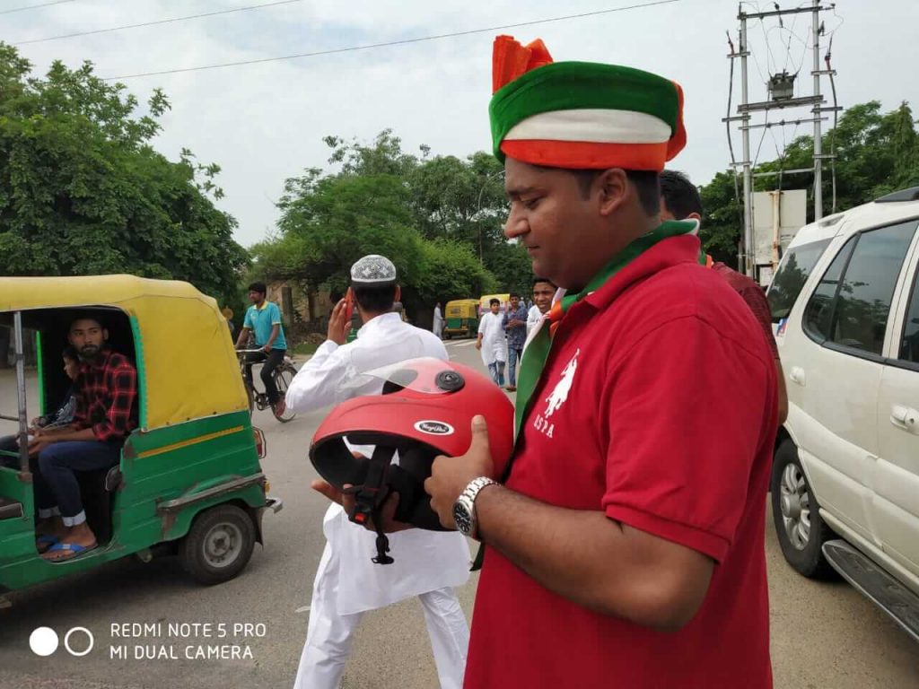 Raghvendra Kumar distribute helmet