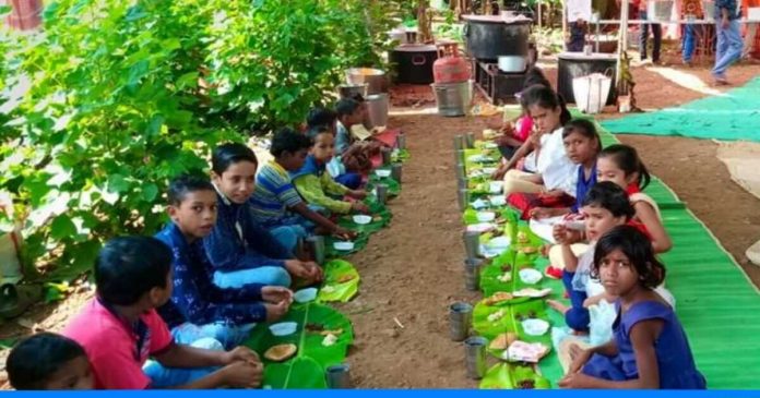 Burhanpur starts Feeding on banana leaves