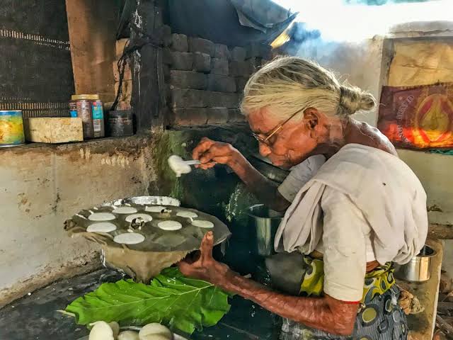 Kamlathal amma making idli