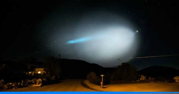 Blue object like UFO spotted in night sky of Hawai