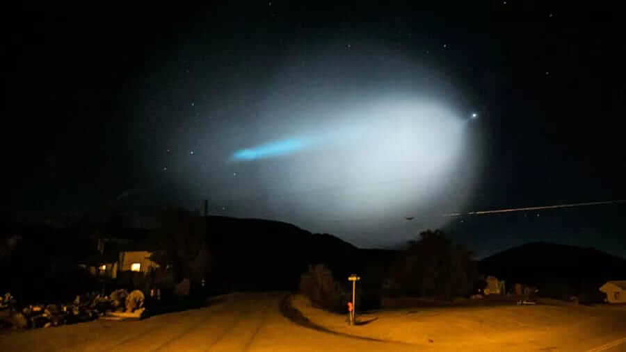 Blue object like UFO spotted in night sky of Hawai