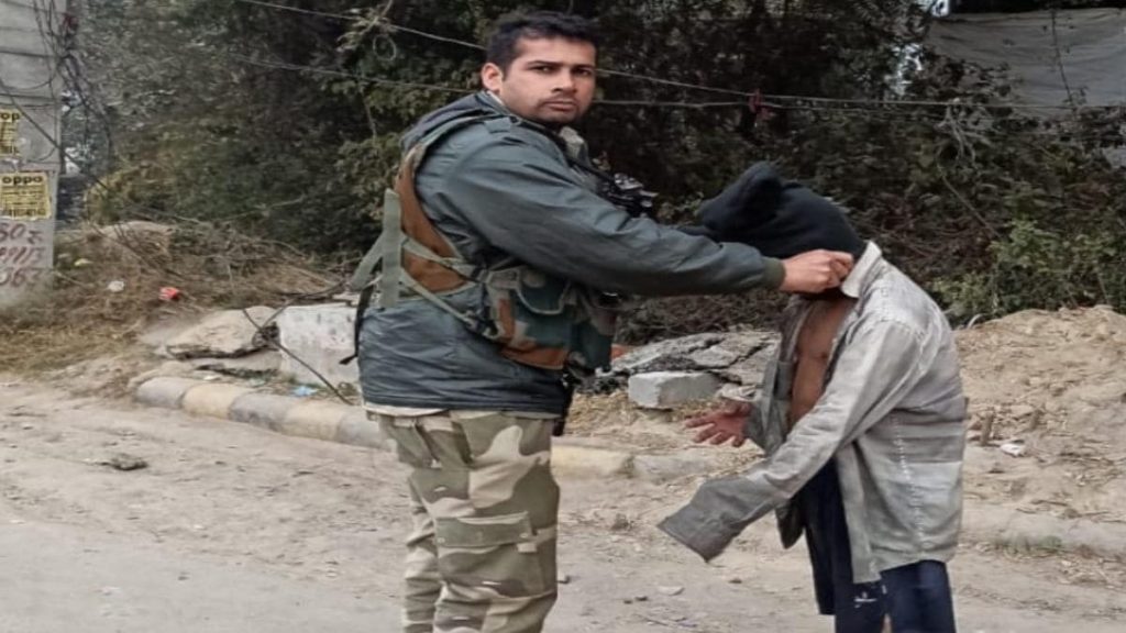 Cisf soldier donates his warm cloth to needy person at sindhu border