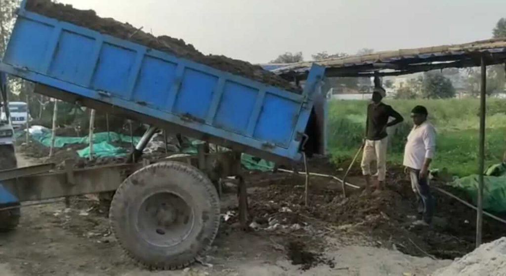 Two friends from mirzapur earning through cow dung