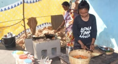 Mamta Tudu national level archer is selling pakode