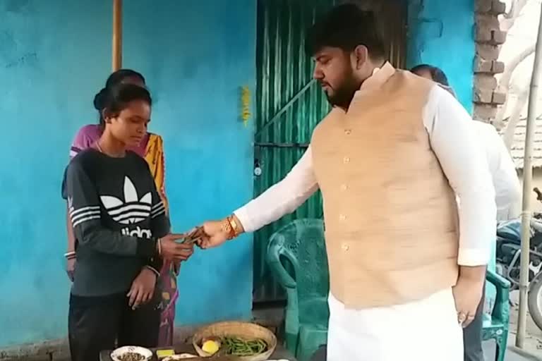 Mamta Tudu national level archer is selling pakode