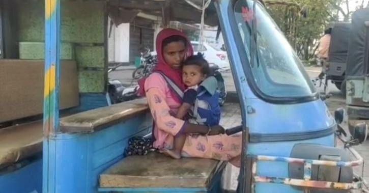 Auto Driver Tara Prajapati is driving auto with tieing son with her stomach