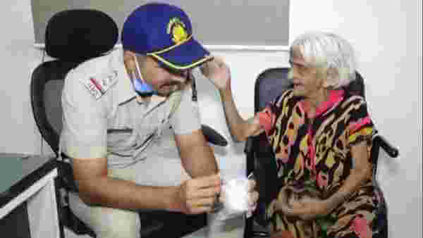 89 years old women who eats icecream in police station