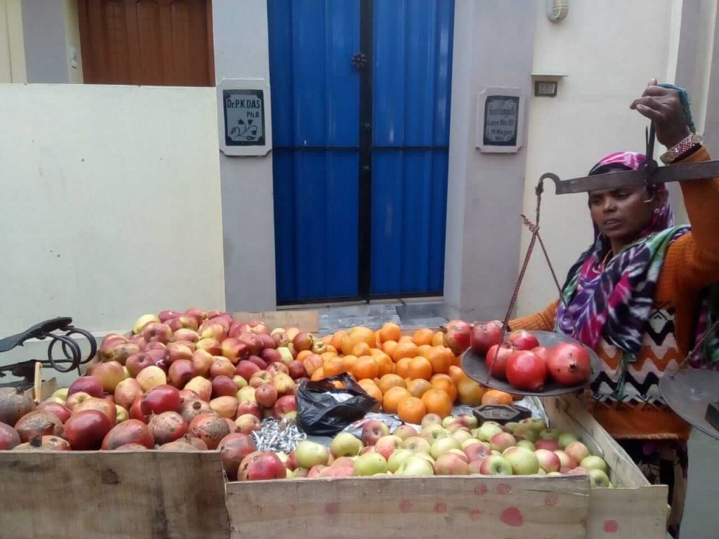 Raushan Khatun from Bihar is selling fruits and helping other women also