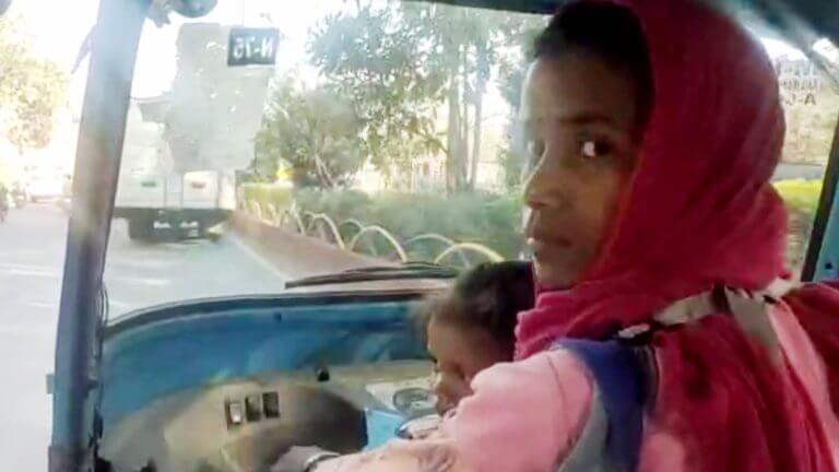 Tara Prajapati drives Auto with tieing his baby with her in Chhattisgarh