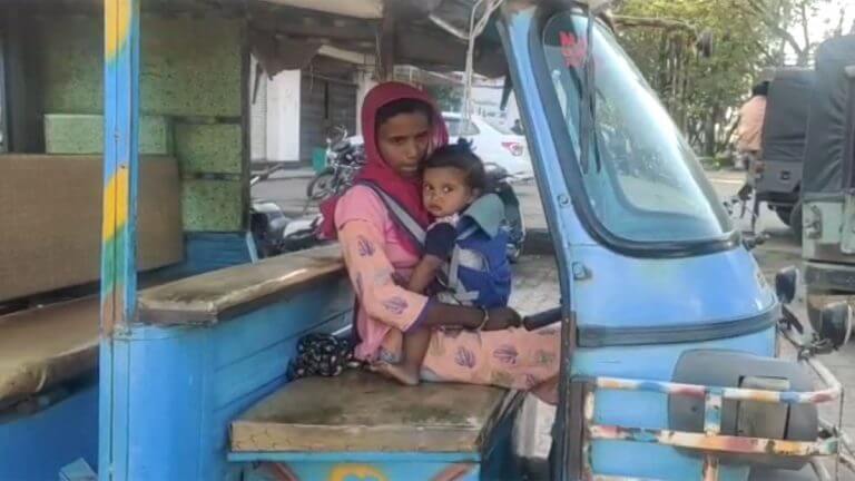 Tara Prajapati drives Auto with tieing his baby with her in Chhattisgarh