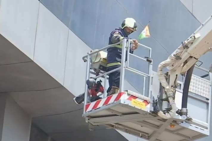 Fire in the hospital of Mumbai during Corona cases and the fire man rescues Flag