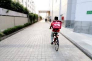 Netizen gifted a bike for Zomato delivery boy 
