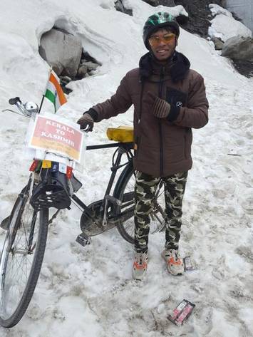 Nidhin Maliyekkal trip from Kashmir to Kerala via cycle and funds by selling tea