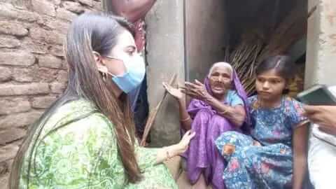 Akshara Singh helps old lady who was living in toilet