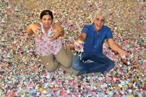 A couple builts a Rs 64 crore turnover company by selling paper flowers