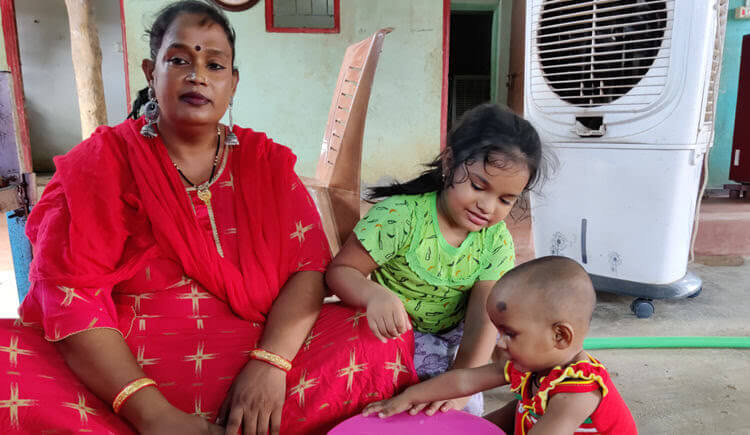 Transgender Manisha from Chhattisgarh is taking care of orphan children