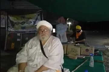 Baba Karnail Singh Khaira provides free food to people.