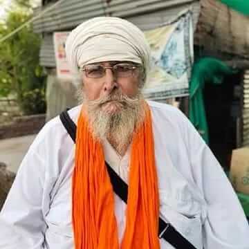 Baba Karnail Singh Khaira provides free food to people.