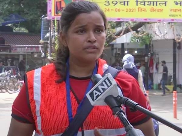 Boxer ritu selling parking tickets to run family