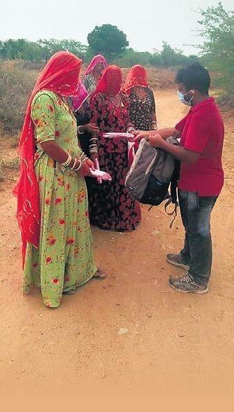 Mahendra Rathod from Rajasthan is giving free sanitary napkins to women