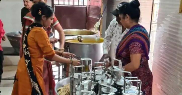 Gujrat woman Lovely Patel providing meal to needy people