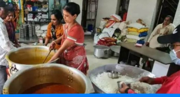 Gujrat woman Lovely Patel providing meal to needy people