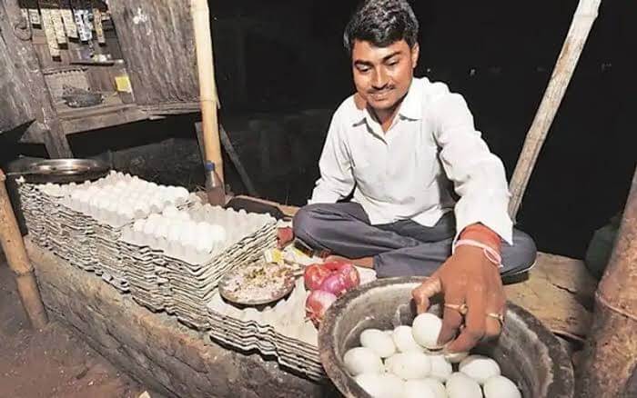Manoj kumar rao sold egg to study became ias officer