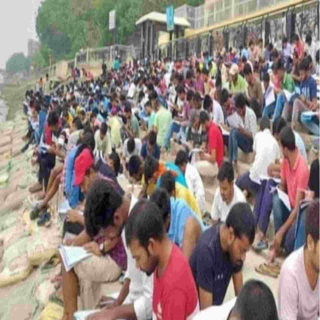 Student Studying Near Patna Ganga Ghat