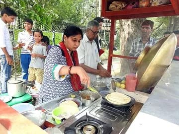 Urvashi Yadav Selling Chole Kulche