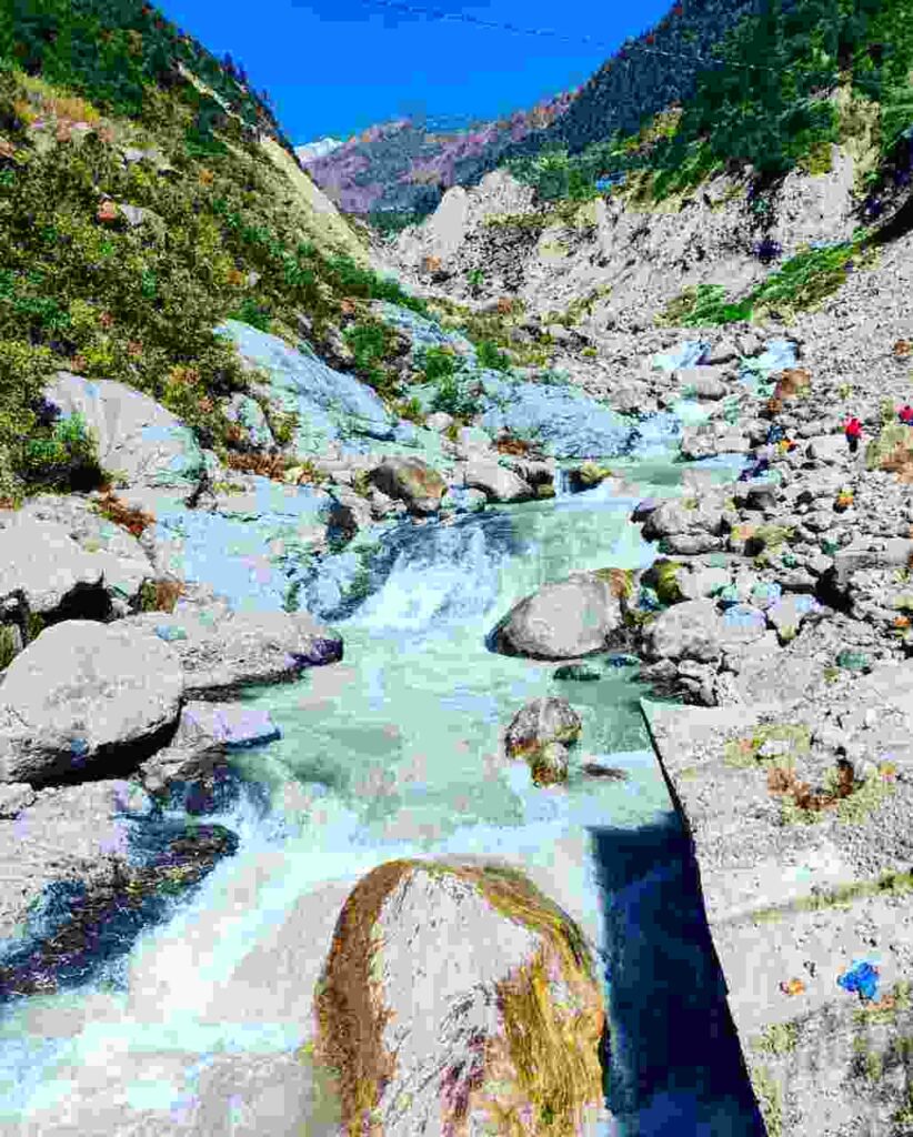 mandakini river is flowing at kedarnath trek tale