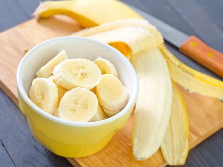banana to remove black spots or black heads from face