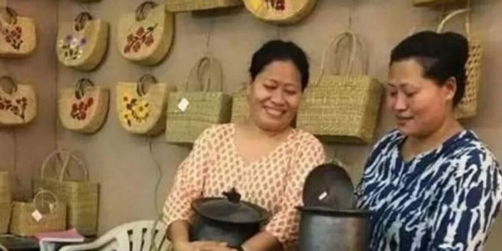 Duo sisters of manipur making Mitti ka bartan