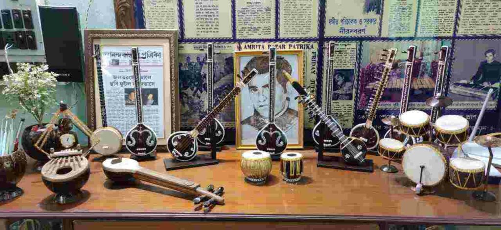 Somnath Bandyopadhyay from kolkata makes musical instruments out of scrap