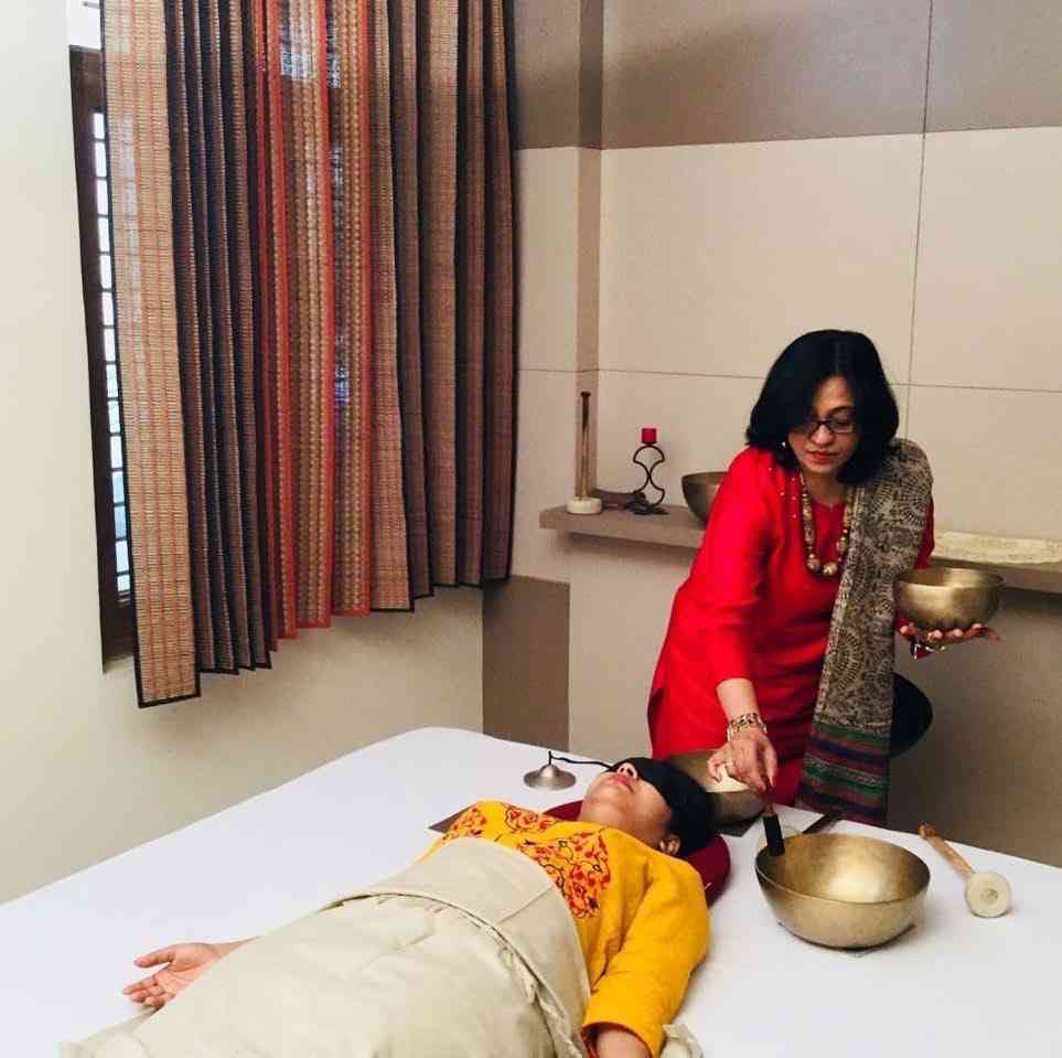 Dr. Aarti Sinha Vedic Mantras With Music Gives Healing Treatment To People