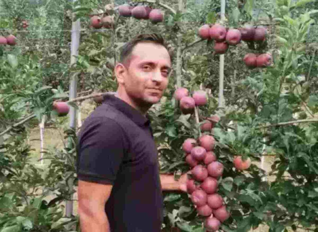 Mandeep verma quits his corporate job and earns rs 40 lakh annually by kiwi and apple farming