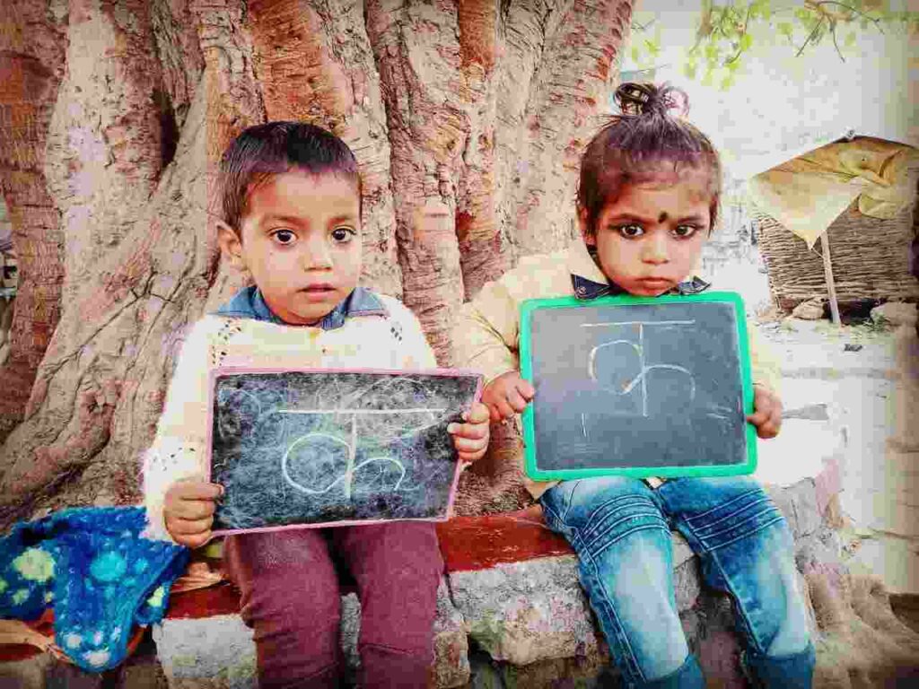 anisha and mamta teaching slum kids (1)